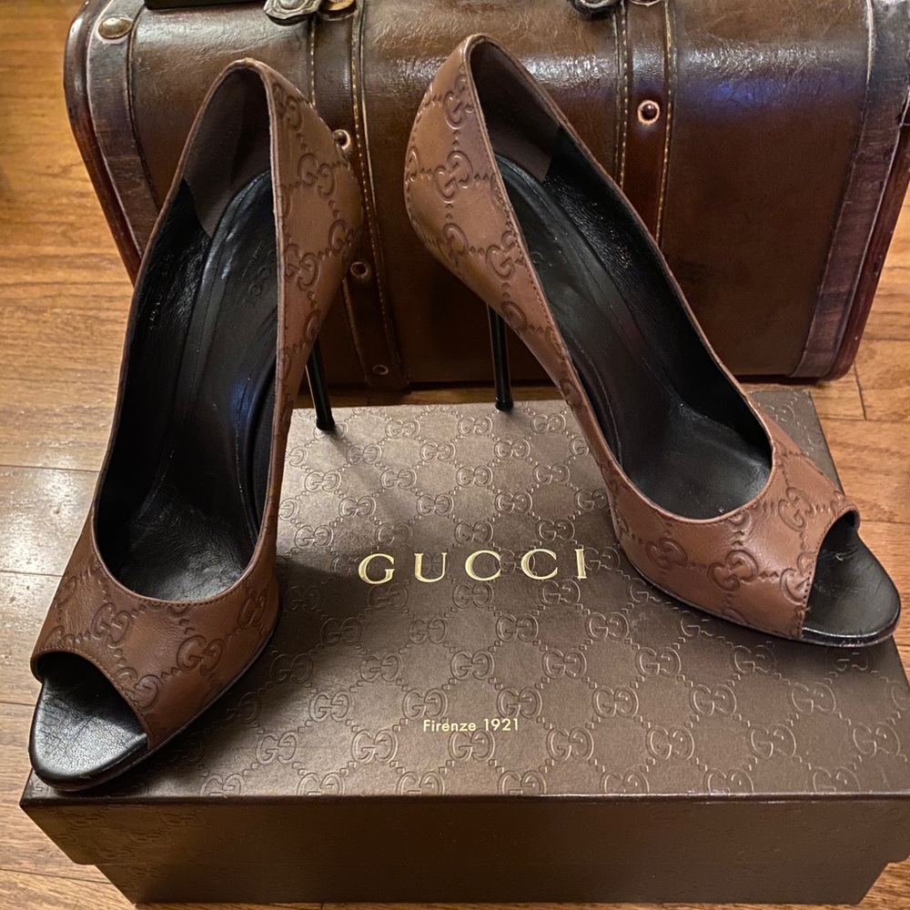 Gucci Signature GG heels .
